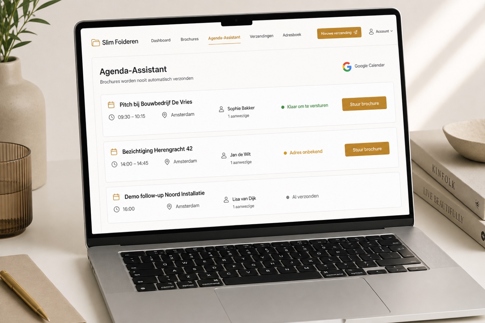 Laptop met de Slim Folderen Agenda-Assistant: Google Calendar-afspraken met mockdata, status per deelnemer en de knop Stuur brochure.